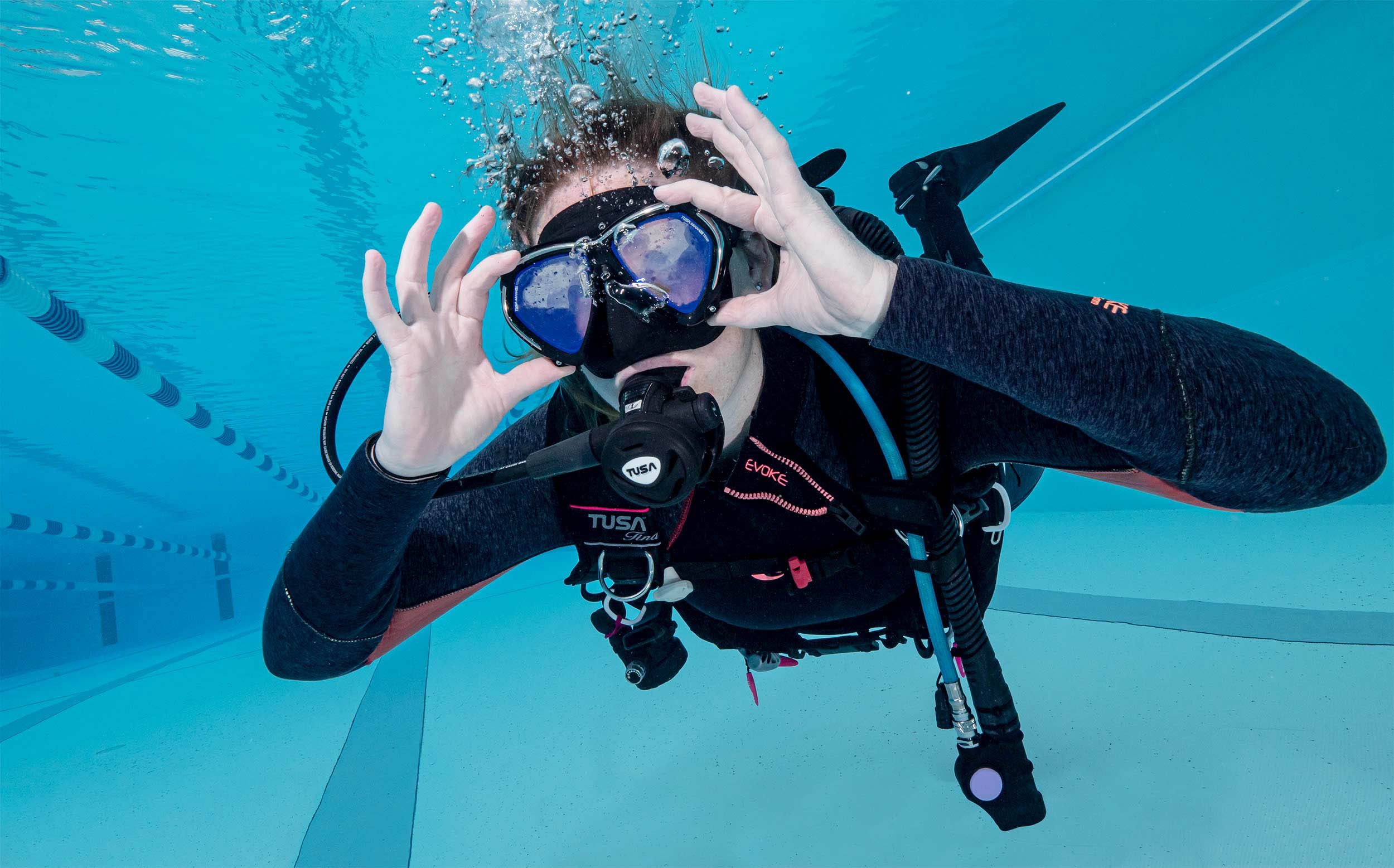 SDI-Diver-in-Pool-Clearing-Mask-Photo